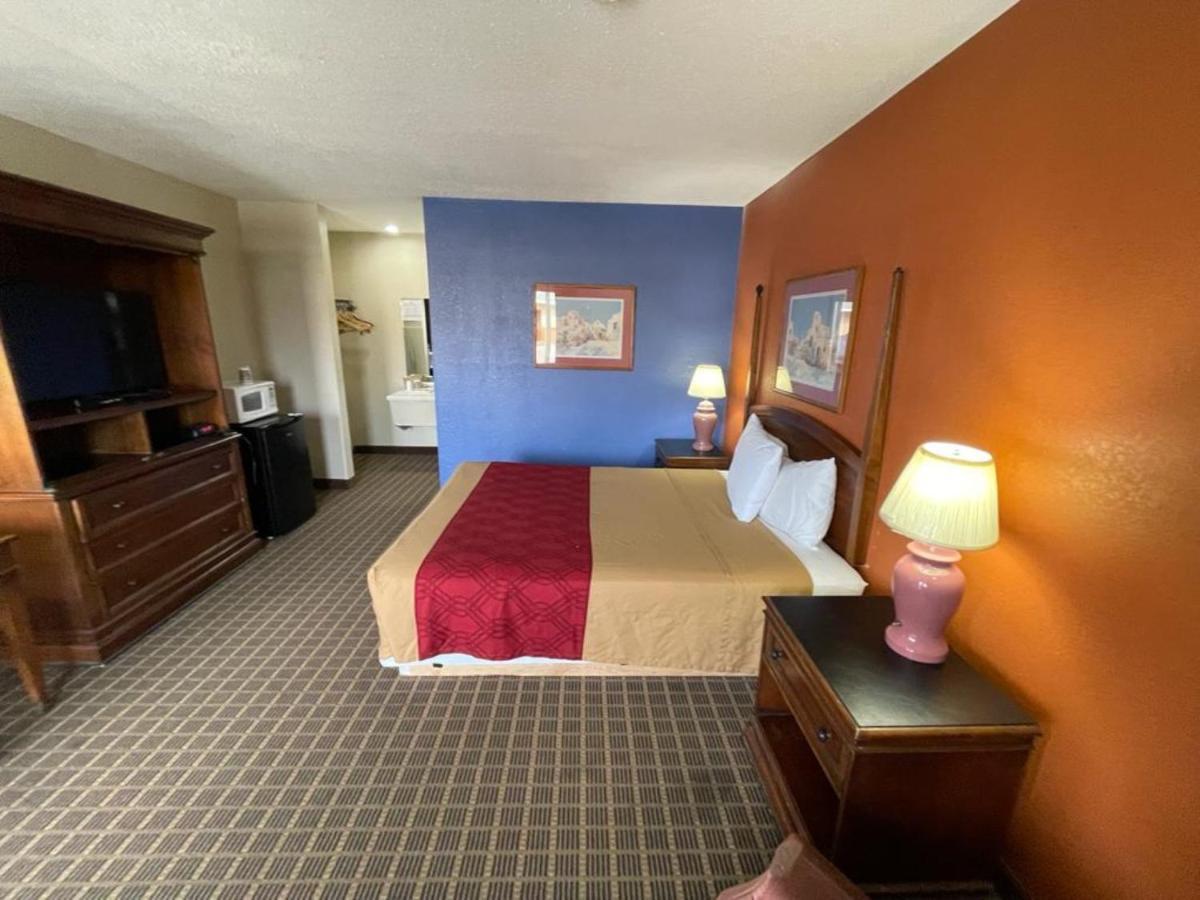 Knights Inn & Suites Emporia Exterior photo
