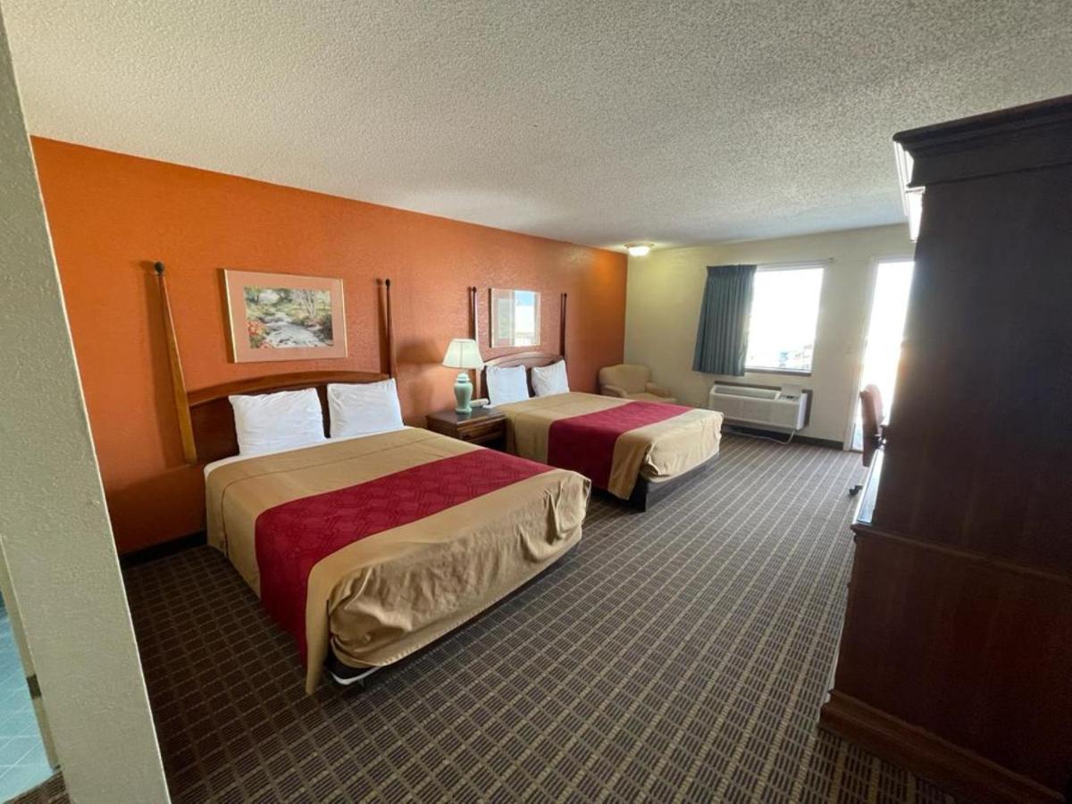 Knights Inn & Suites Emporia Exterior photo