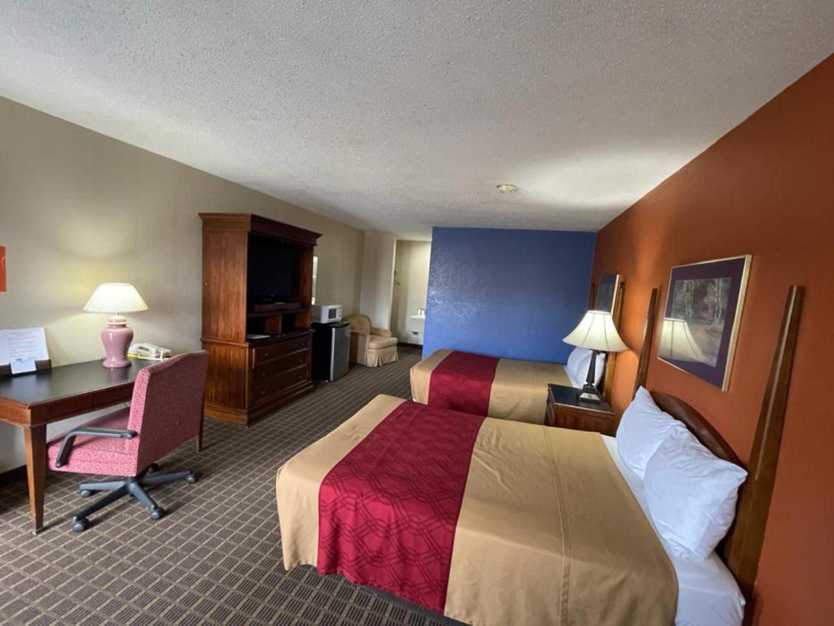 Knights Inn & Suites Emporia Exterior photo