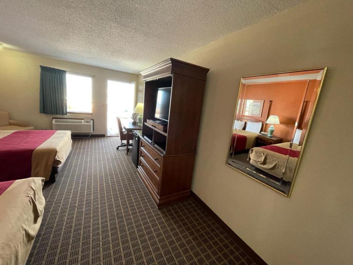 Knights Inn & Suites Emporia Exterior photo
