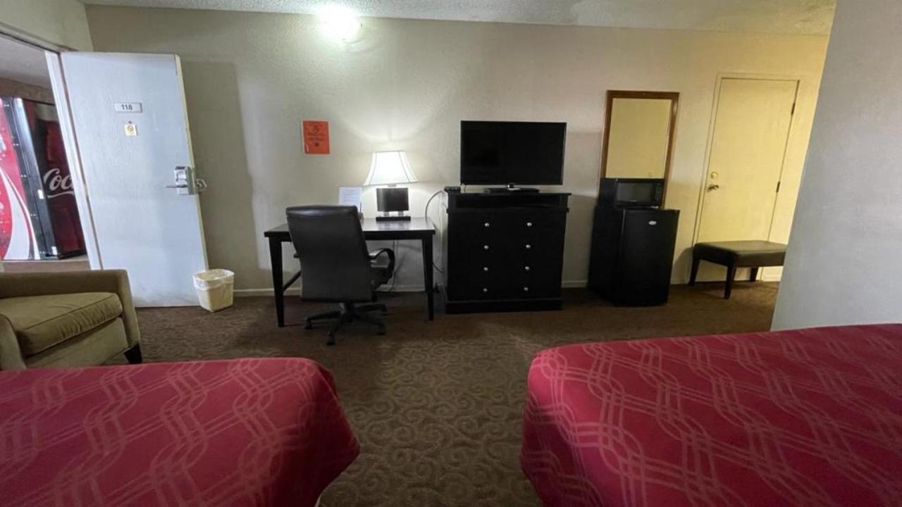 Knights Inn & Suites Emporia Exterior photo