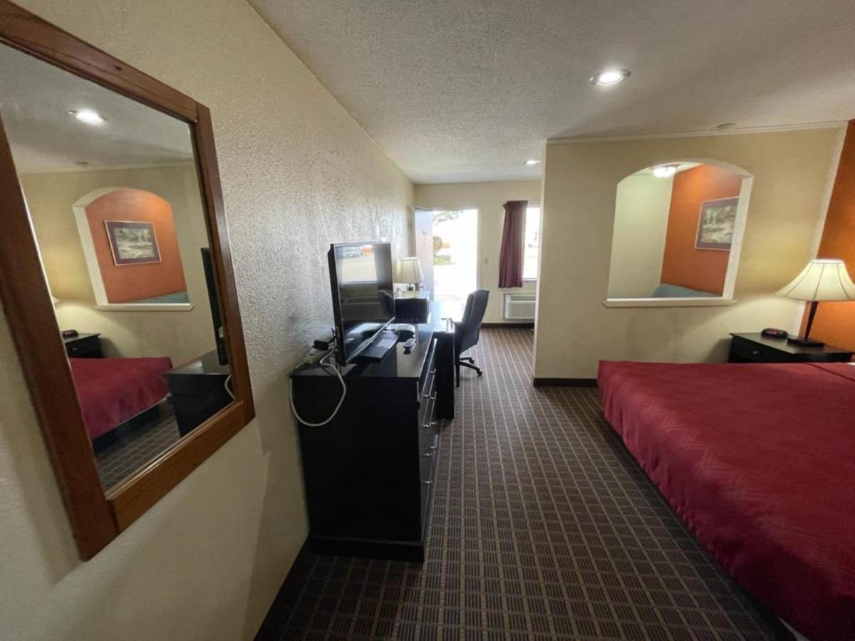 Knights Inn & Suites Emporia Exterior photo