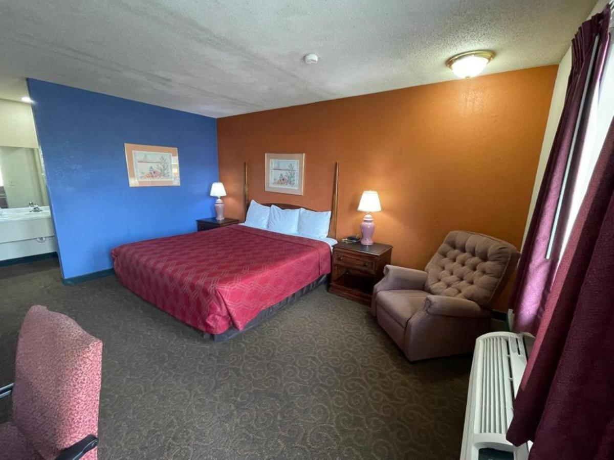 Knights Inn & Suites Emporia Exterior photo