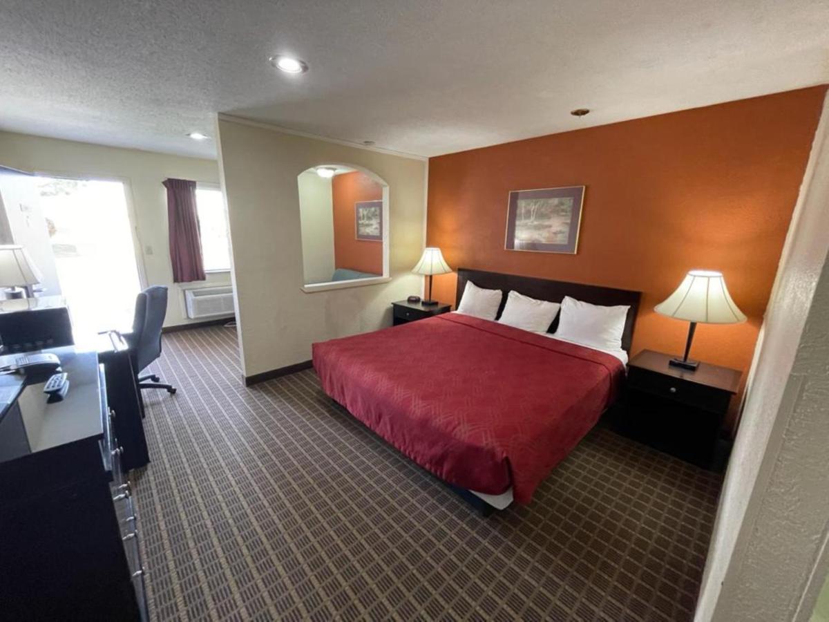 Knights Inn & Suites Emporia Exterior photo