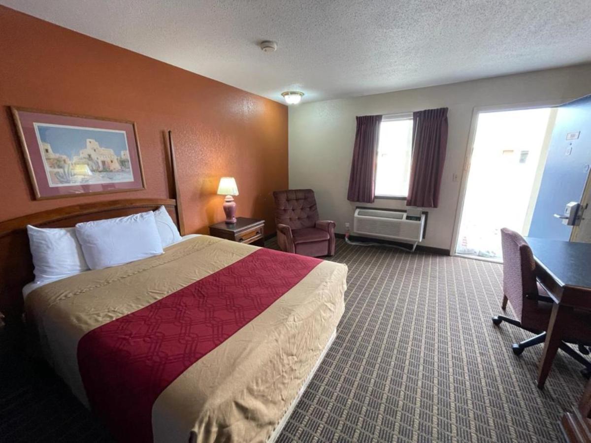 Knights Inn & Suites Emporia Exterior photo