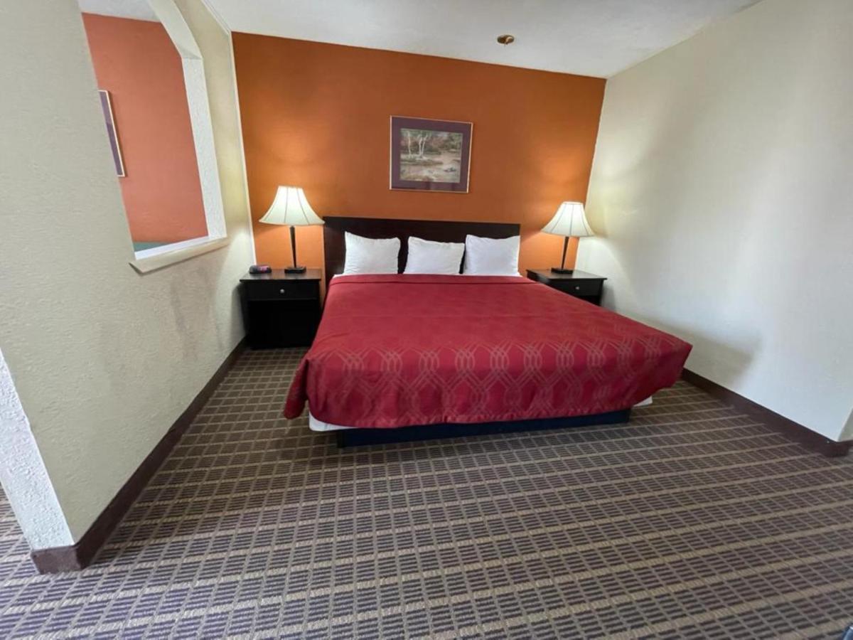 Knights Inn & Suites Emporia Exterior photo