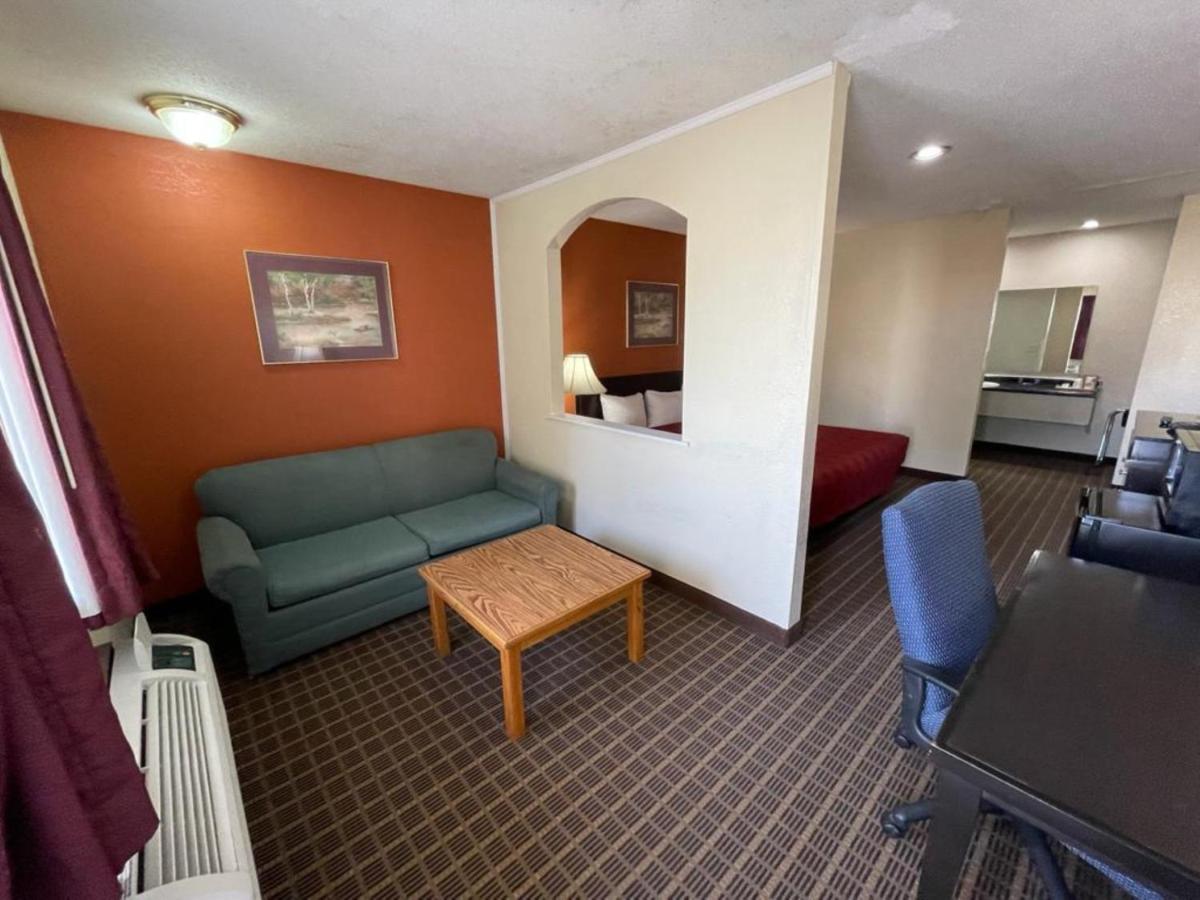 Knights Inn & Suites Emporia Exterior photo
