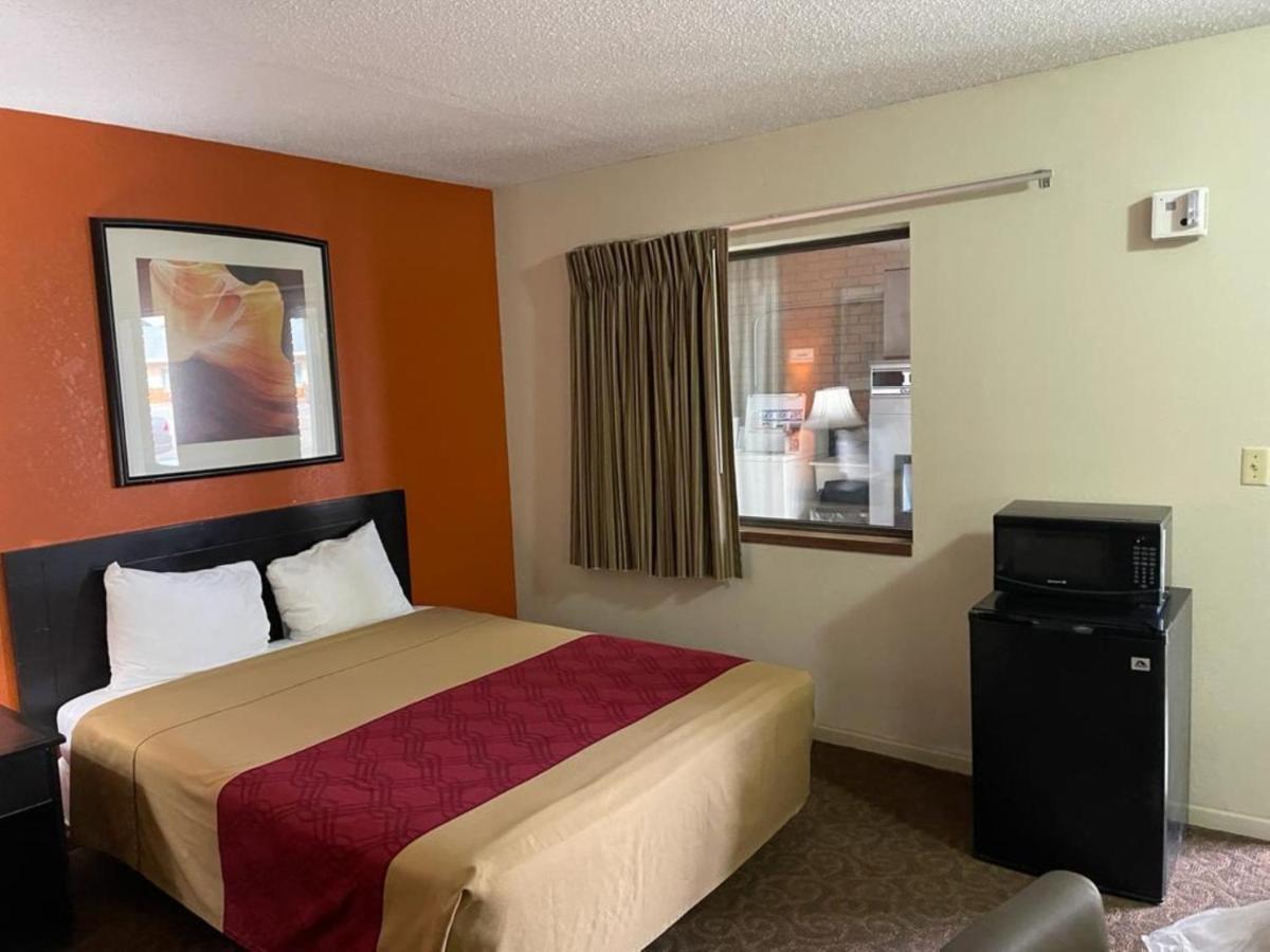Knights Inn & Suites Emporia Exterior photo