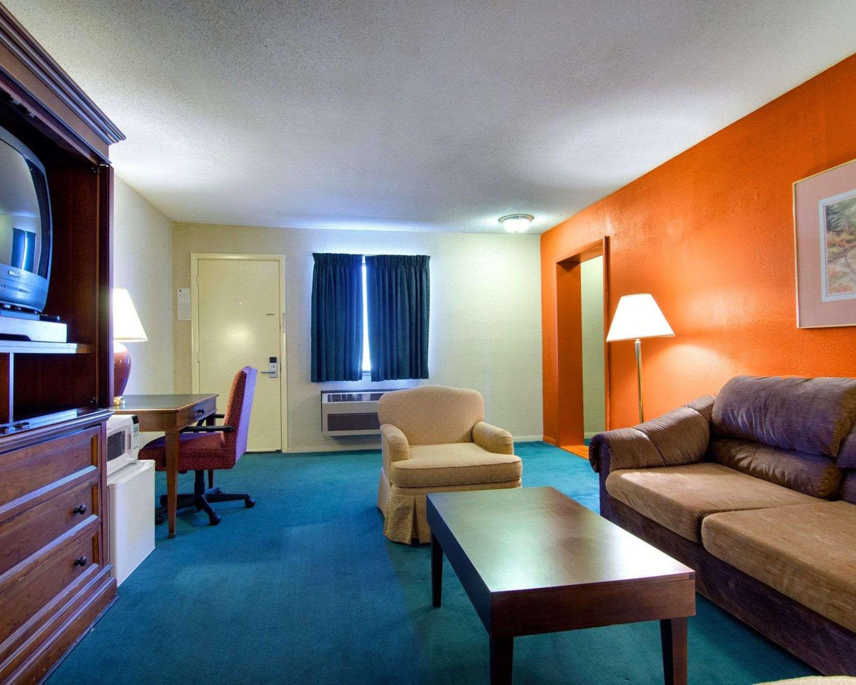 Knights Inn & Suites Emporia Exterior photo
