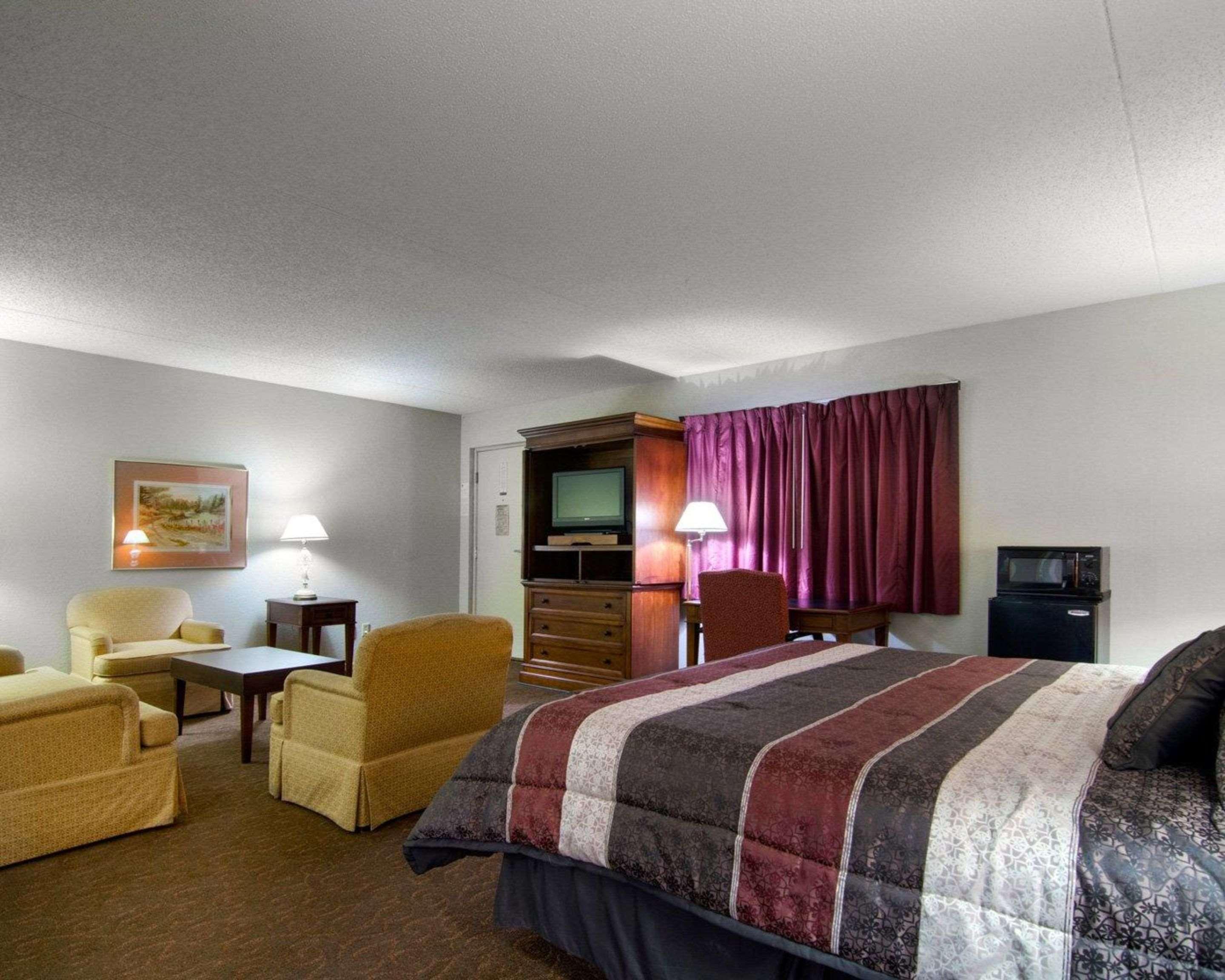 Knights Inn & Suites Emporia Exterior photo
