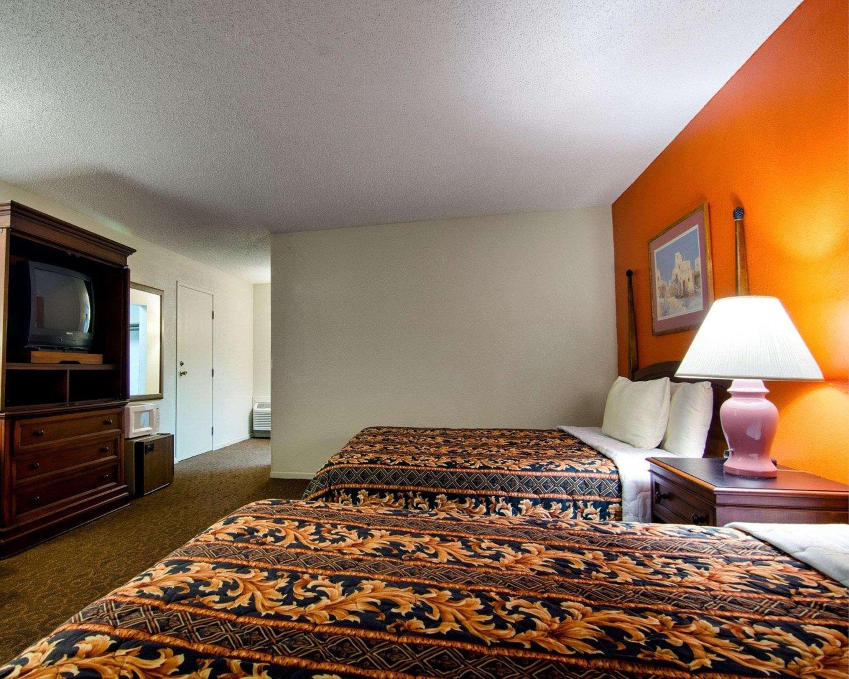 Knights Inn & Suites Emporia Exterior photo