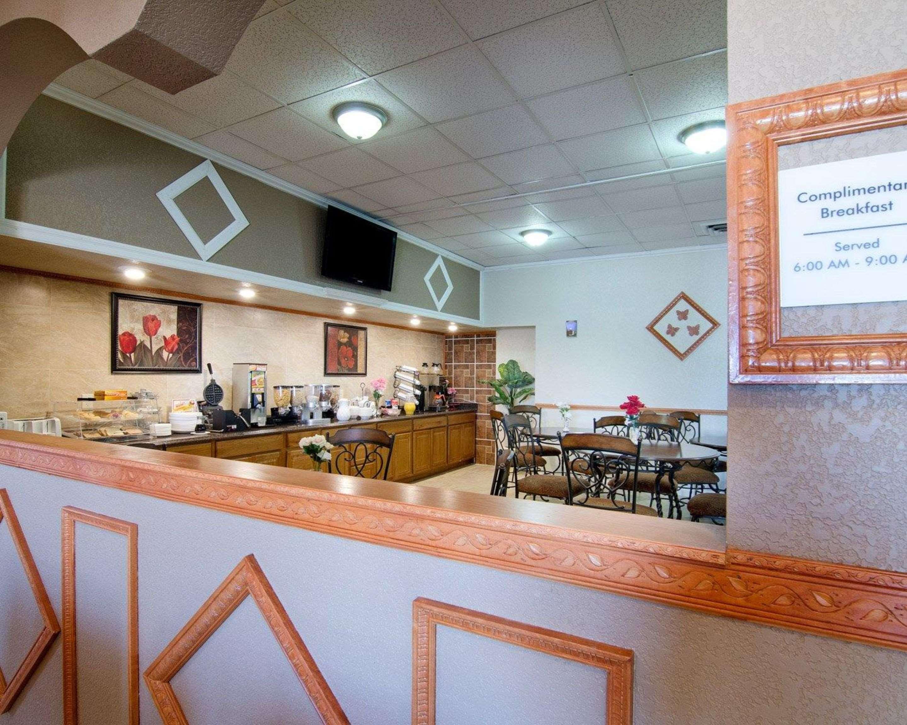 Knights Inn & Suites Emporia Exterior photo